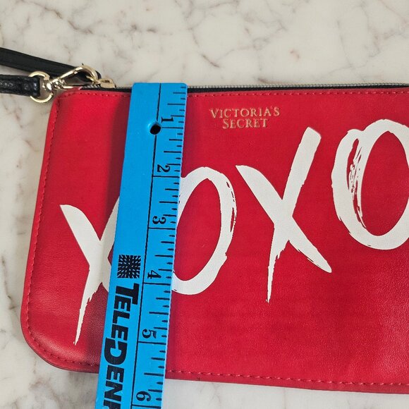 Victoria Secret XOXO Red Make Up Bag/Wrislet - Picture 4 of 5